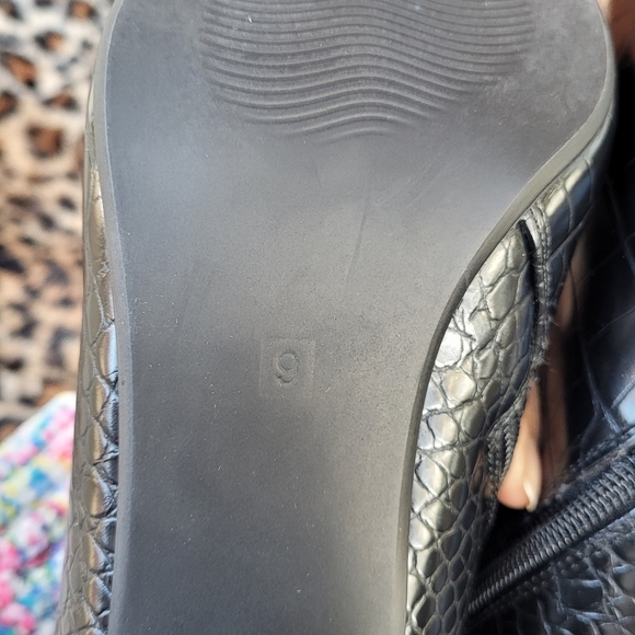 New Felicia Block Heel Croco Booties Boots Sz 9 - Picture 9 of 13